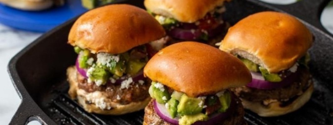 Бургери с чоризо и телешко на чугунен грил тиган