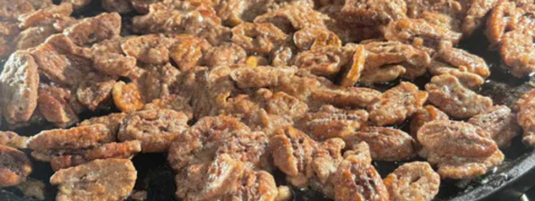 Захаросани орехи пекан на чугунена плоча