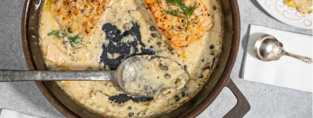 Сьомга с пармезанова коричка в кремообразен сос от бяло вино и копър приготвена в чугунен тиган