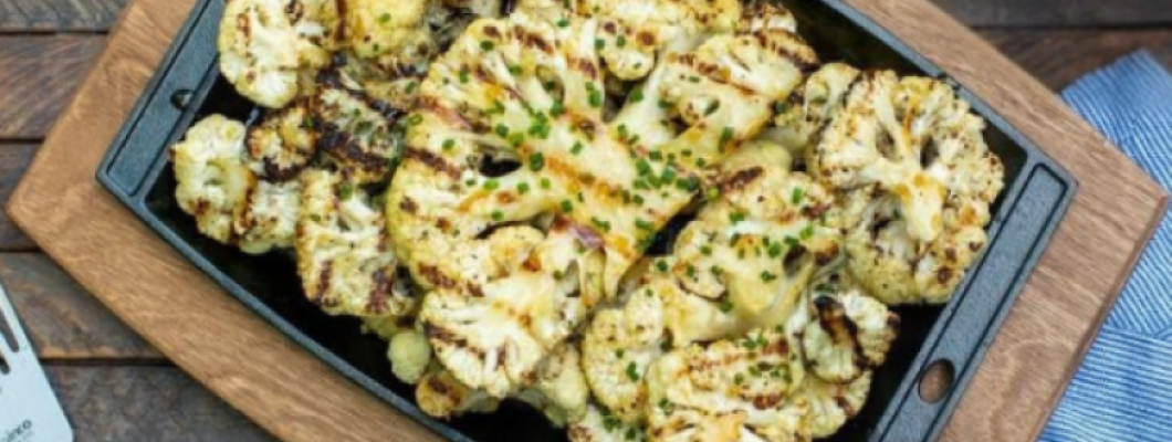 Пушени пържоли от карфиол с глазура от уиски в чугунен тиган