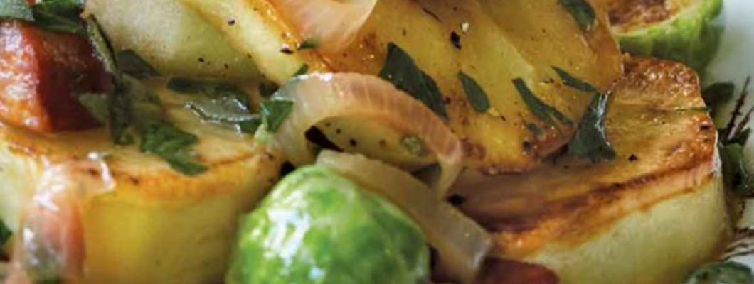 Пушенa свинска наденичка с ябълки и картофи в чугунен тиган