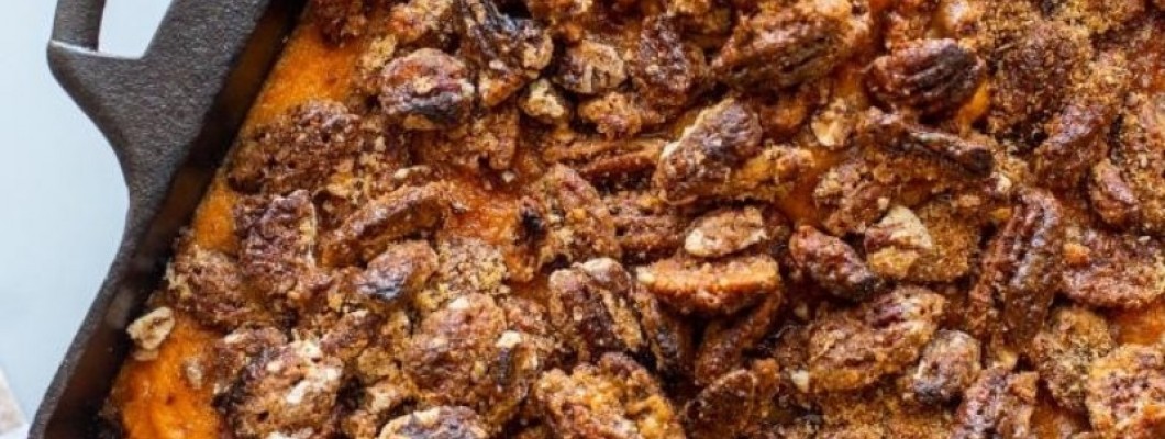 Сладки картофи с Пикантни орехи пекан с бърбън в чугунена тиган