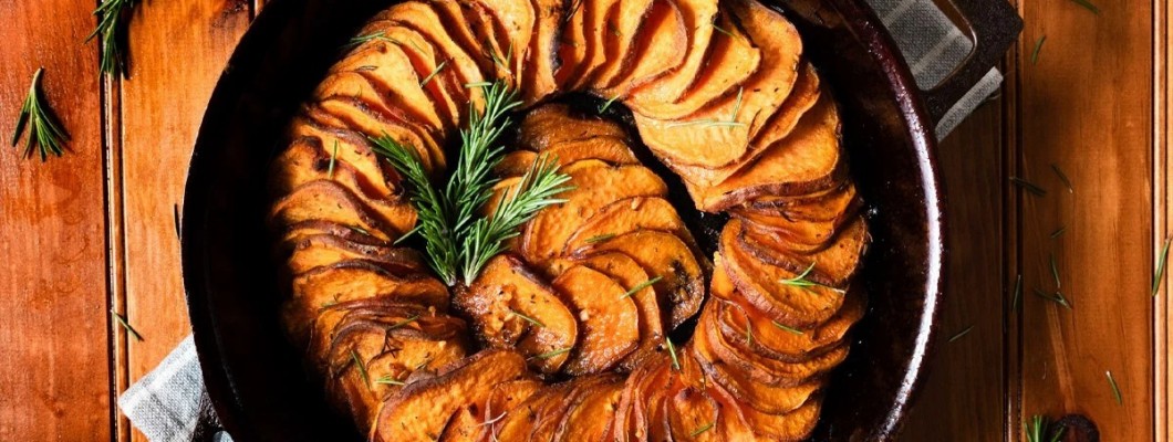 Спираловидни сладки картофи в чугунен тиган